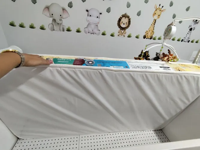 Bebê. Berço, chiqueiro e cadeirão 
