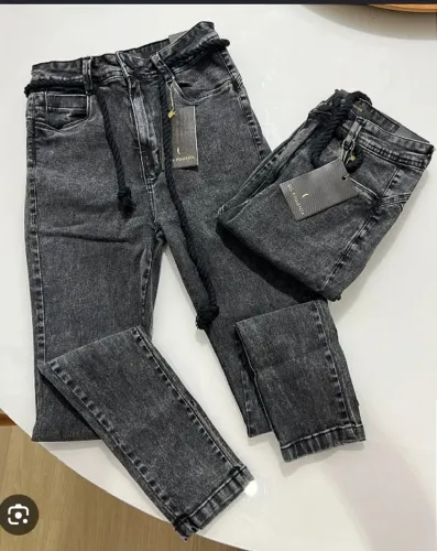 Calça jeans cinza sal e pimenta