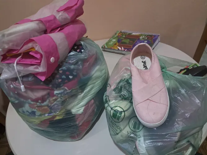 Doação de roupas e calçados criança 