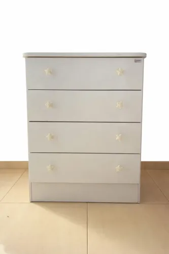 Vende-se cômoda 4 gavetas