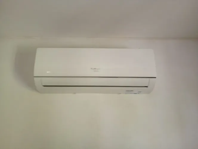 Vendo ar condicionado semi-novo excelente estado de funcionamento.. seis meses de uso 