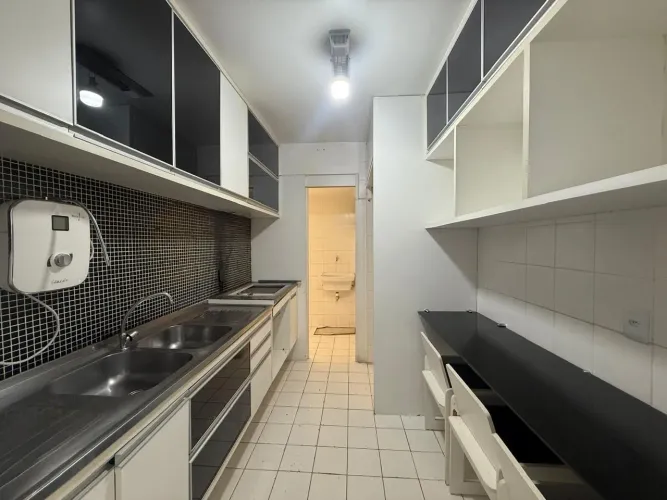 VENDE- SE! Armário de cozinha. Encontra-se algumas partes desgastadas. Retirada imediata