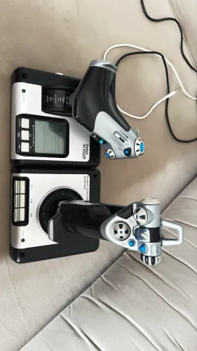 Joystick de simulação de voo - Saitek x52