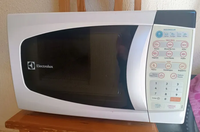 Microondas Eletrolux 20 lLitros Branco 127 v p/conserto ou retirada de peças