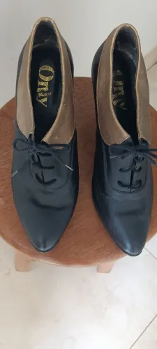 Scarpin retrô 37 Only Preto com detalhe bronze em couro