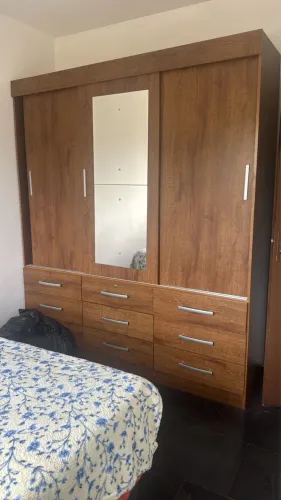 Guarda roupa 3 porta e 9 gavetas novo  uma cama de casal nova com colchão 