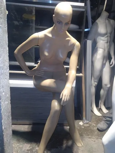 Manequim feminina sentada