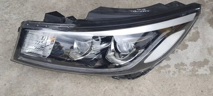 Farol do Kia Carnival