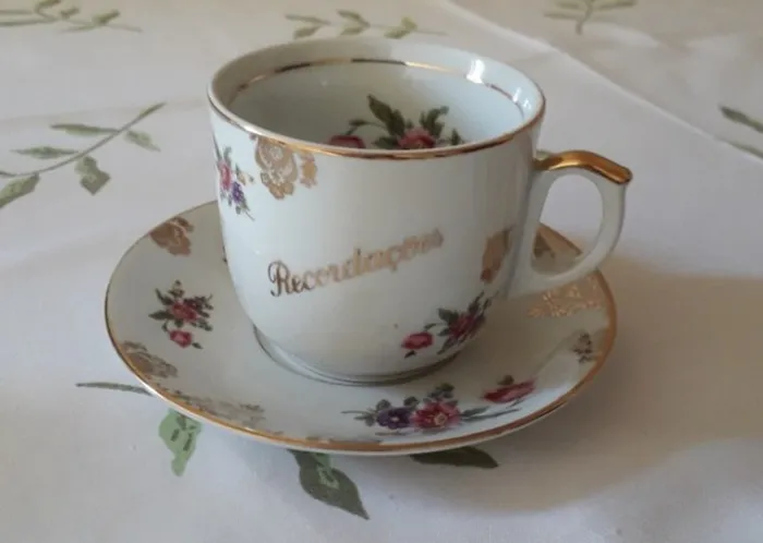 Xícara de chá antiga  em  porcelana - R$ 95,00