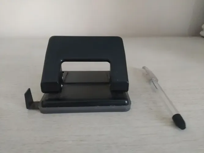 Perfurador de Papel de Escritório