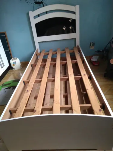 Cama de Solteiro em Madeira - Ótima Oportunidade!
