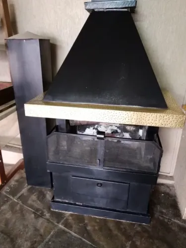 Lareira a lenha de Metal com detalhes em Latão