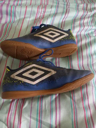 Chuteira umbro 2 pares número 32