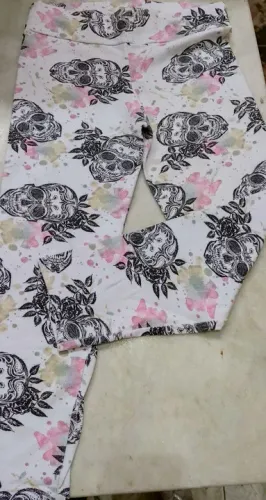 calça legging caveira estampada
