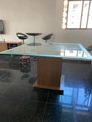 Vendo mesa de vidro  com pequena avaria numa das quinas