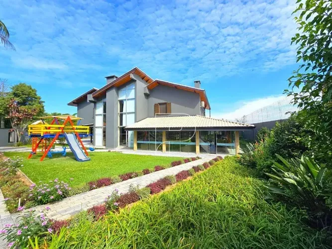 Casa de Alto Padrão em Condomínio na Granja Viana | 817 m² de Projeto Integrado e Lazer Co