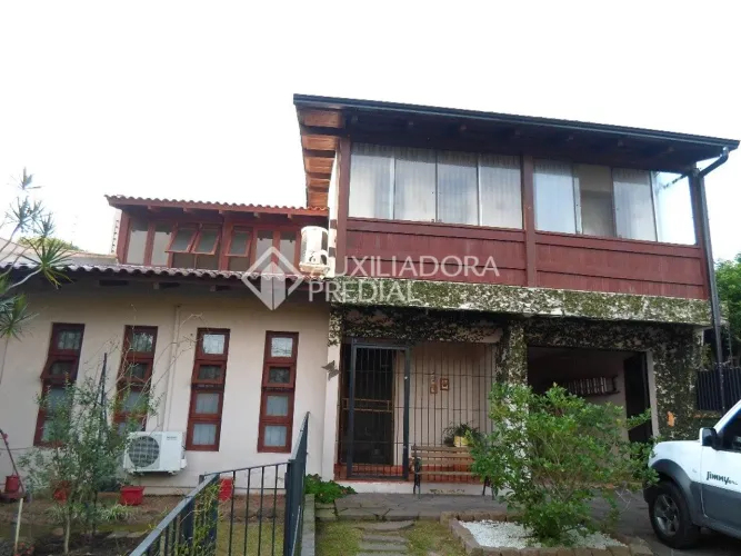 Excelente casa no bairro Guarujá, c/ 3 dormitórios+piscina
