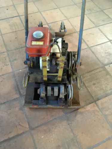 Compactador de solo à gasolina