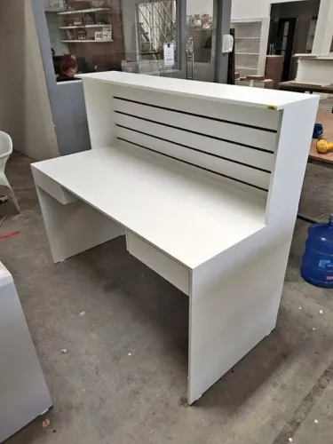 Bancada para assistência painel canaletado com duas gavetas
