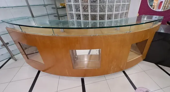 Balcão de Madeira e Vidro