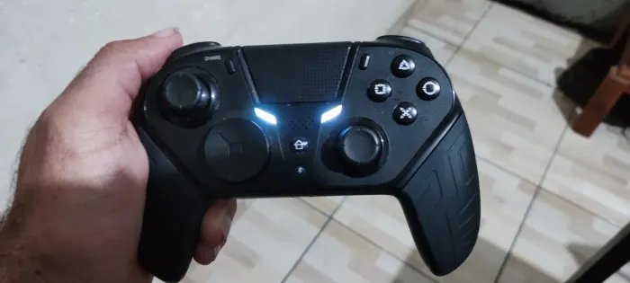 Controle Q300 sem fio na caixa.