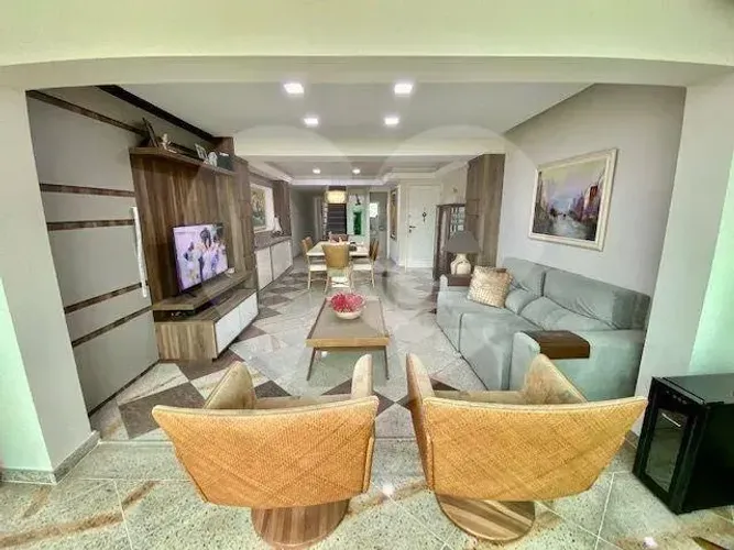 Cobertura com 4 quartos sendo 3 suítes à venda, 311 m² na segunda quadra da praia por R$ 1