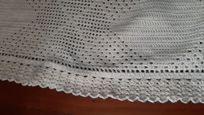 Colcha de crochê solteiro. Bege, lindíssima.