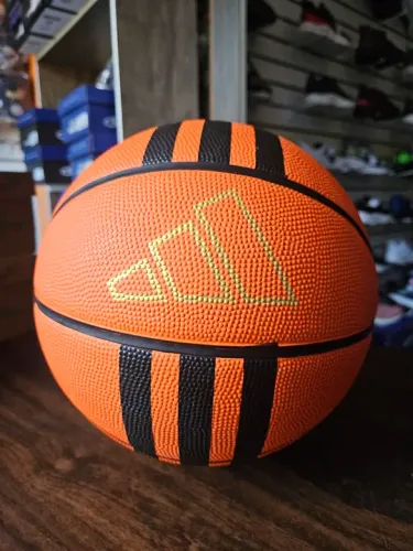 Bola de Basquete Adidas - Tamanho Oficial -R$99.00 avista 