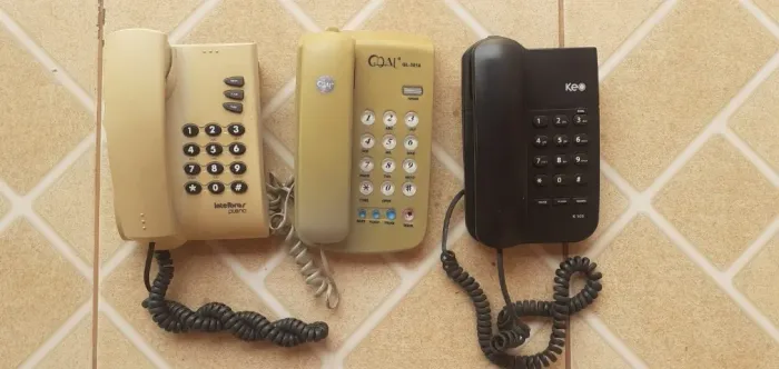 Telefone fixo: 3 telefones por 80,00 ou 30,00 cada