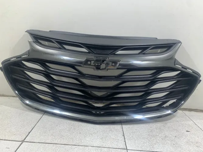 Grade cruze sedan Lt 2020/2024 com detalhe 