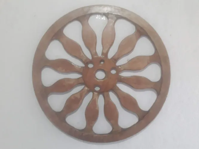 Roda de carroça decorativa