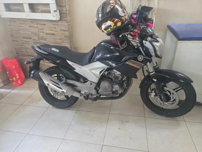 Vendo moto Yamaha ano 213. Ta dias