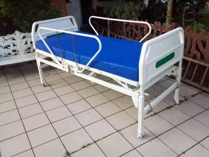 Cama Hospitalar Manual lindíssima. 