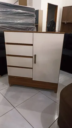 Cômoda moderna com gavetas e porta-Novo