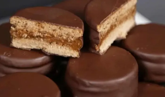 Alfajor de doce de leite com cobertura de chocolate,