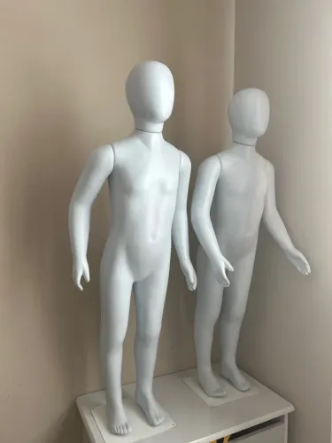 Manequins infantis brancos