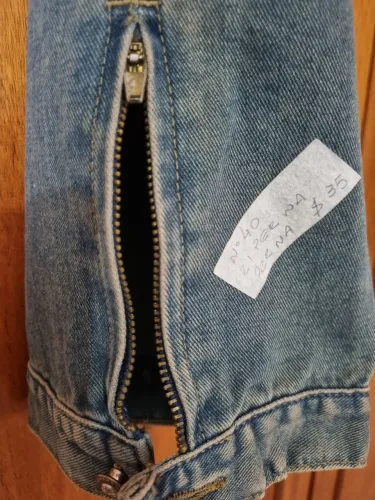 Calça jeans c/ziper nas pernas