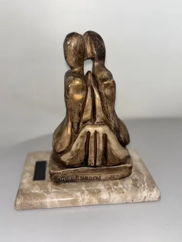 Escultura em mármore e metal