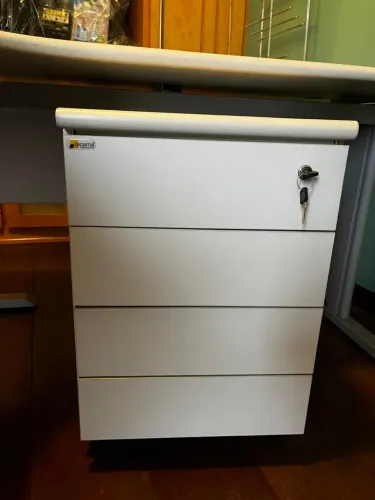 Mesa para escritório com gaveteiro