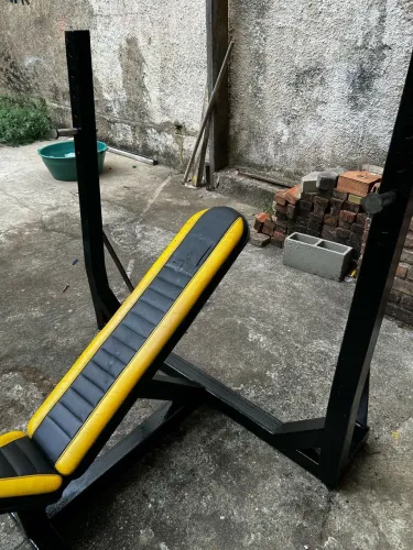 Supino inclinado a 30 graus + barra Olímpia cromada de 20kg 