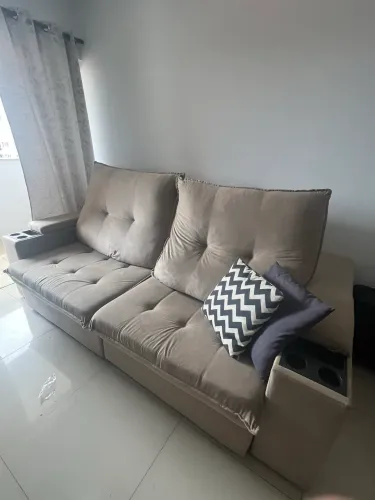Sofá Retrátil 3 Lugares com Porta Copo 250cm Veludo Marrom