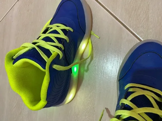 Tênis em ótimo estado com luz seminovo