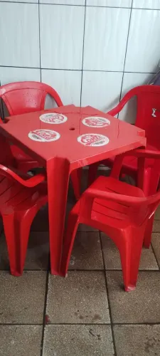 Jogo de Mesa e Cadeiras Vermelhas de Plástico