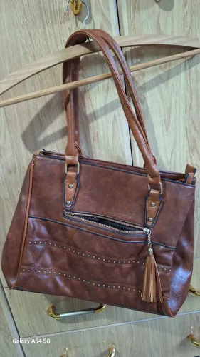 Bolsa de Ombro Marrom com Detalhes em Metal