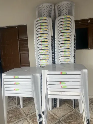 Mesas e cadeiras para alugar
