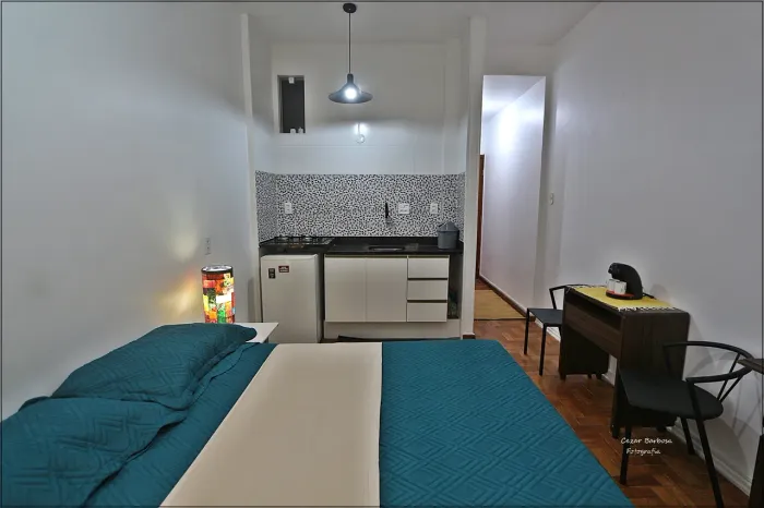 KITNET PARA CASAL A UMA QUADRA DA PRAIA DE COPACABANA (TEMPORADA)