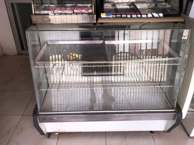 Balcão uma porta pra pães e bolos 