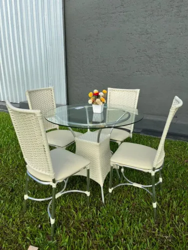Conjunto de Mesa com 4 Cadeiras em alumínio.