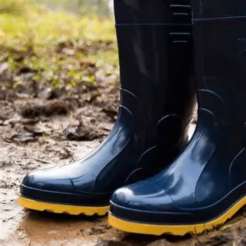 Bota preta para serviços gerais