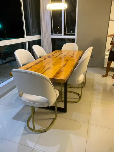 Mesa com base em Marlon